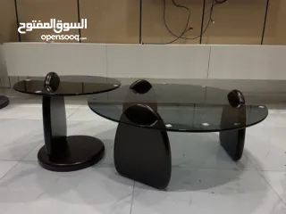  1 طاولة عصرية بسطح زجاجي أنيق وتصميم حديث