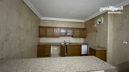  4 شقه ديلوكس 130mطابق أول من المالك مباشره قريبه من محطة الباص السريع
