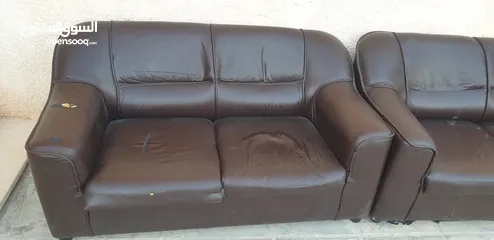  3 طقم كنب جلد مستعمل بحاله جيده