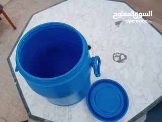  1 برميل بلاستيك او دبية.