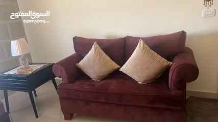  5 طقم غرفه جلوس من 7 مقاعد بالإضافه إلى طاولات وسط وسجاده