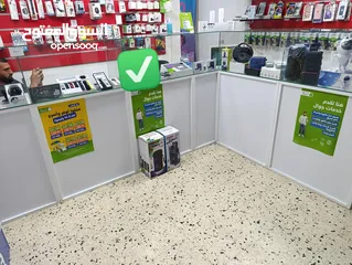  1 محل جوالات كامل للبيع (( بضاعة+ رفوف+ بترينة+مكيف