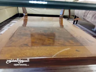  4 طاولة زجاجية مع قاعدة خشبية(خشب طبيعي) يوجد خدوش