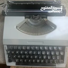  1 الة كاتبة قديمه