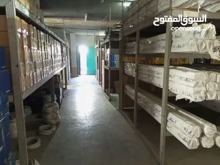  6 للبيع مجمع تجاري مكون من ستة أبواب مع سدد وشقتين سكنيات فوق المحلات وقبو واسع طابقين مع امكانية التع