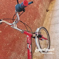  2 بسكليت ياباني جنط 20 بنفك وبتركب علي جك وعليه غيارات وهدية مرايا حقيقية راكبة