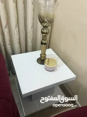  7 كنب لون خمري  طاولات طقم  لون ابيض 3  تيبل لامب 2  براويز 2  طاولة تلفزيون
