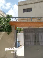  5 منزل كامل للبيع في جرش منطقة الجبارات مطل على شارعين قريب من مطعم وسوبر ماركت الوادي الأخضر