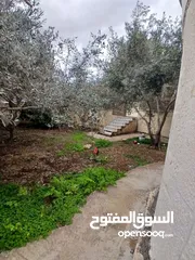  8 منزل للبيع من المالك بموقع راقي وهادئ جدا مطل الموقع سكني بمتياز