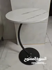  4 استمتع بالراحة والجمال مع طاولة جانبية مستديرة على شكل حرف C، الحل المثالي لكل مكان!