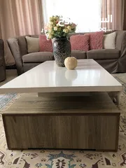  2 طاولة صالة بالون ابيض و خشبي مع تصميم يناسب جميع الديكورات يمتاز بسهولة التنظيف و يحتوي على خزانتين