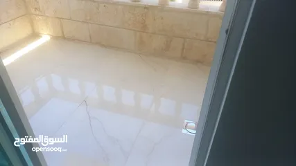  4 شقه فارغة للإيجار في منطقة ام السماق 190 متر