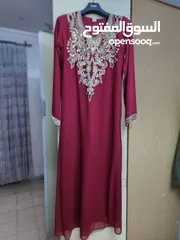  1 فساتين حفلات عدد 2 لون خمري وذهبي مقاس M