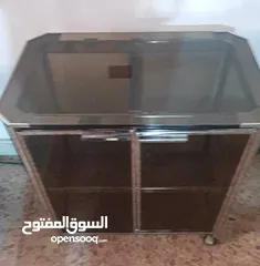  8 طاولات ودولايب زجاج