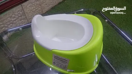  3 بني اطفال مع طاولته وفرشته بحاله