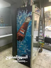  1 طاولات خشب ومكاتب وتلاجة للمحلات التجارية