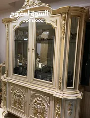  4 طقم سفرة كامل طاولة 8 كراسي مع خزانة فضية و 3 خزانات مع مراة للبيع من المالك