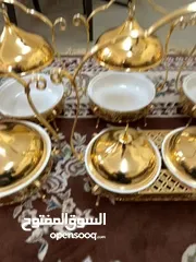  6 أواني للطعام والحلويات ، داخل المجلس.