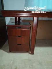  4 مكتب وكرسي وخزانه