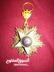  1 نيشان ملكى وزن41, 41 جرام من الدهب والفضه وعقدفضه من الاحجار الكريمه وطوابع قديمه نادره