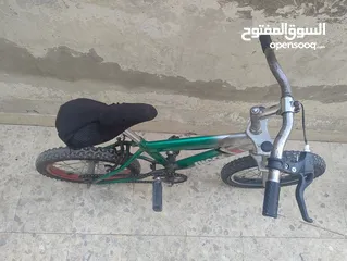  2 بسكليت دراجة هوائية (بسكليت) نوع shock قياس 16 لون اخضر وسلڤر جميل مستعملة بس وكالة