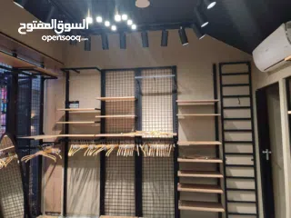  2 محل تجاري / 3 واجهات زجاج / ديكور جاهز / غرفتين غيار /
