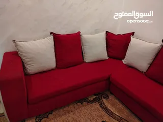  2 طقم كورنر 9  مقاعد بحالة جيدة جدا لون خمري وبيج
