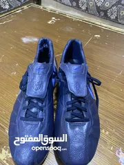  1 حذاء كره قدم للاعب الشهير رونالدينيو الحذاء شبه جديد ويوجد توصيل
