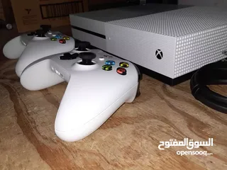  3 Xbox One S with two controllers