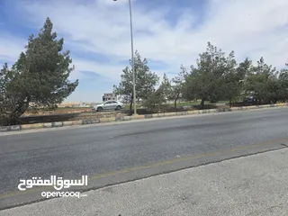  4 ارض تجاريه مميزه واجهه كبيره عشارع الحصن قرب شهوان
