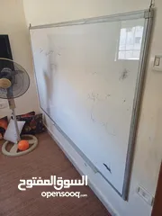  1 لوح وايت بورد طول في عرض 190 *150 وطاولة خدمة مع 4خدمة طربيزات
