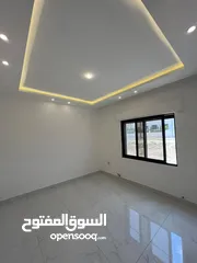 4 شقة ارضية مع ترسات خلف جامعة البتراء تشطيبب مميز ومنطقة هادئة