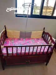  4 سرير بيبي مع سرير هزاز خشب زان