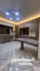  14 شقه طابقيه اربع غرف نوم الزرقاءالجديده شارع الونك  خلف فندق الجوابره مع مطبخ للبيع