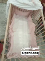  7 سرير طفل شبهه جديد مع مترس  قمة في النظافة   يوجد لون وردي واخر كحلي  قمة النظافة