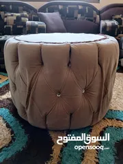  11 طاولة دائرية لون بيج، بحالة ممتازة  قطر: 77 سم المحيط: 2.60 سم.