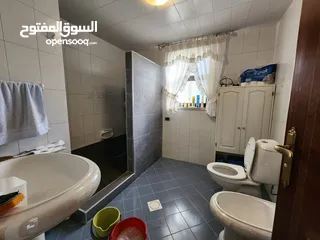  18 طابق ارضي من ضمن فيلا للإيجار في الصويفية ref : 14248