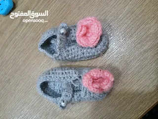  16 طقم كروشيه فاخر شغل يدوي 4 قطع: طاقية، جكيت قصير، فستان، كلكول.  لون سكني وزهري.