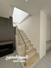  13 شقة للبيع مميزة جدآ في البنيات طريق المطار جامعة البترا ثالث مع الروف من المالك مباشرة