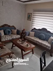  1 طقم كنب زان 7 مقاعد مع طاولة وسط و طاولتين جانبيات شبه جديد