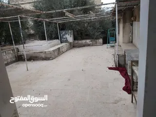 2 عمارة 4 طوابق للبيع في حي نزال على دونم ارض تحتوي 8 شقق وروف من المالك