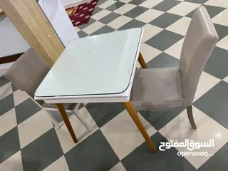  4 طاولات وكراسي