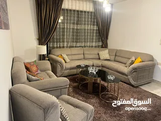  1 طقم كنب من دون ستائر ومن دون سجاد وا طاولة شبه جديد نظيف جدا جدا