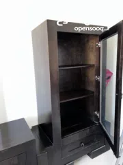  2 بوفيه ومزنون خشب زان مرتب وتقيل تفصيل  ومحلي لون اسود على بني تقريبا .. بحالة ممتازة شبه جديد