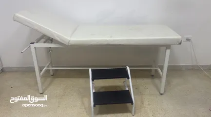  1 طاولة مساج/فحص طبية بحالة ممتازة للبيع