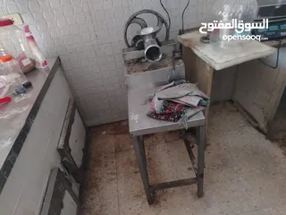  6 ثلاجة عرض ثلاجة دلي فريزر عدد2 ماكينات فرم لحمه عدد 2 وميزان