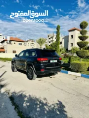  4 جراند شوروكي 2016 محرك بنزين بقوه 3600cc جير اوتوماتيكي مكون من 8 سرعات نظام دفع رباعي امريكي مميز