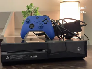  1 XBOX ONE with SERIES X CONTROLLER