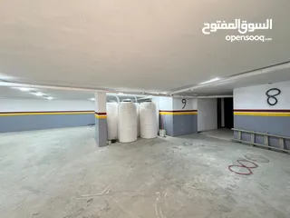  3 شقة شبه ارضي مساحة داخلية 195م بالاضافة الى تراس مساحة 150م مع مدخل مستقل مكشوفة بالكامل