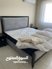  5 تخت مع طاولات جانبية و فرشة